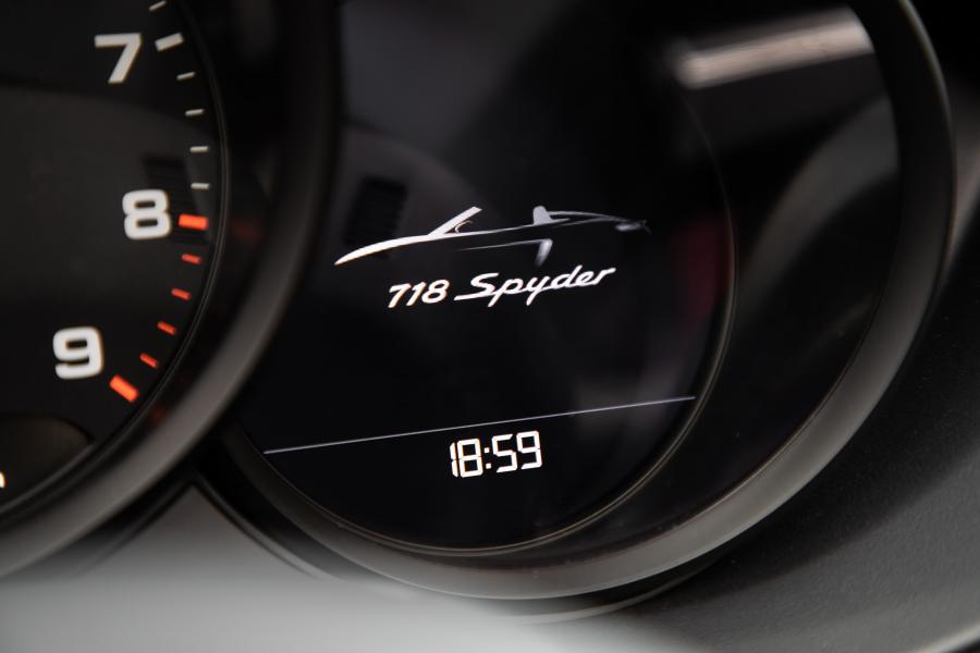 Панель приборов Porsche 718 Spyder (982) 2019 года  (WW) (фото 140 из 318)